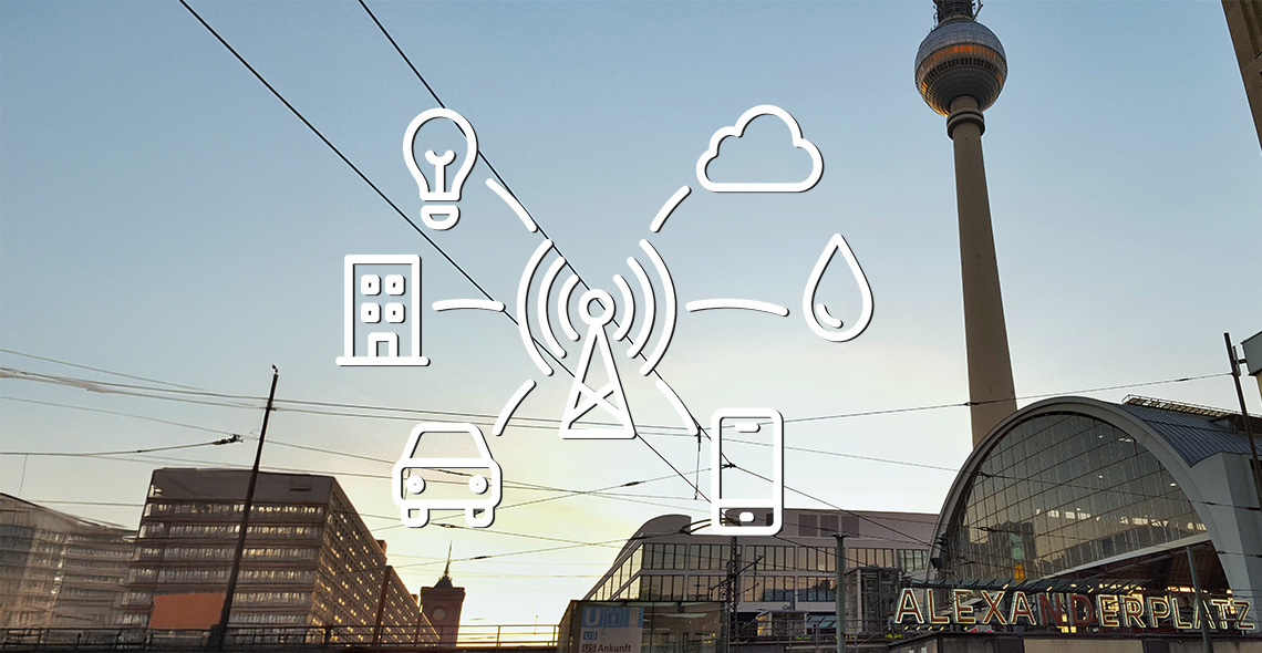 Bild zeigt die LoReWan Icons auf dem Hintergrundbild, Ist der Alexanderplatz in Berlin zu sehen.