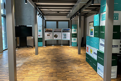 Innenraum des InfraLab Berlin mit Ausstellungselementen und Präsentationswänden