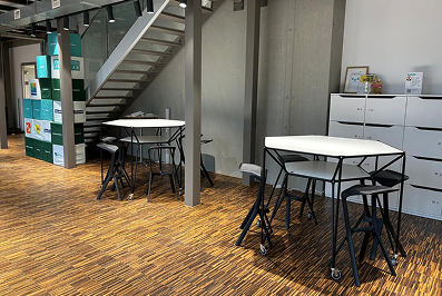 Besprechungsraum im InfraLab Berlin mit Tischen und Stühlen