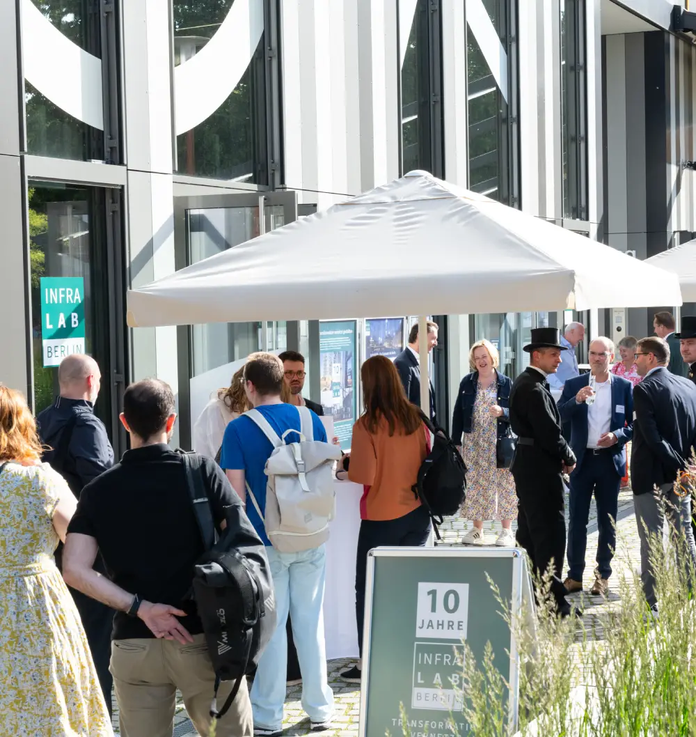 Teilnehmende beim InfraLab-Event vor dem Eingang